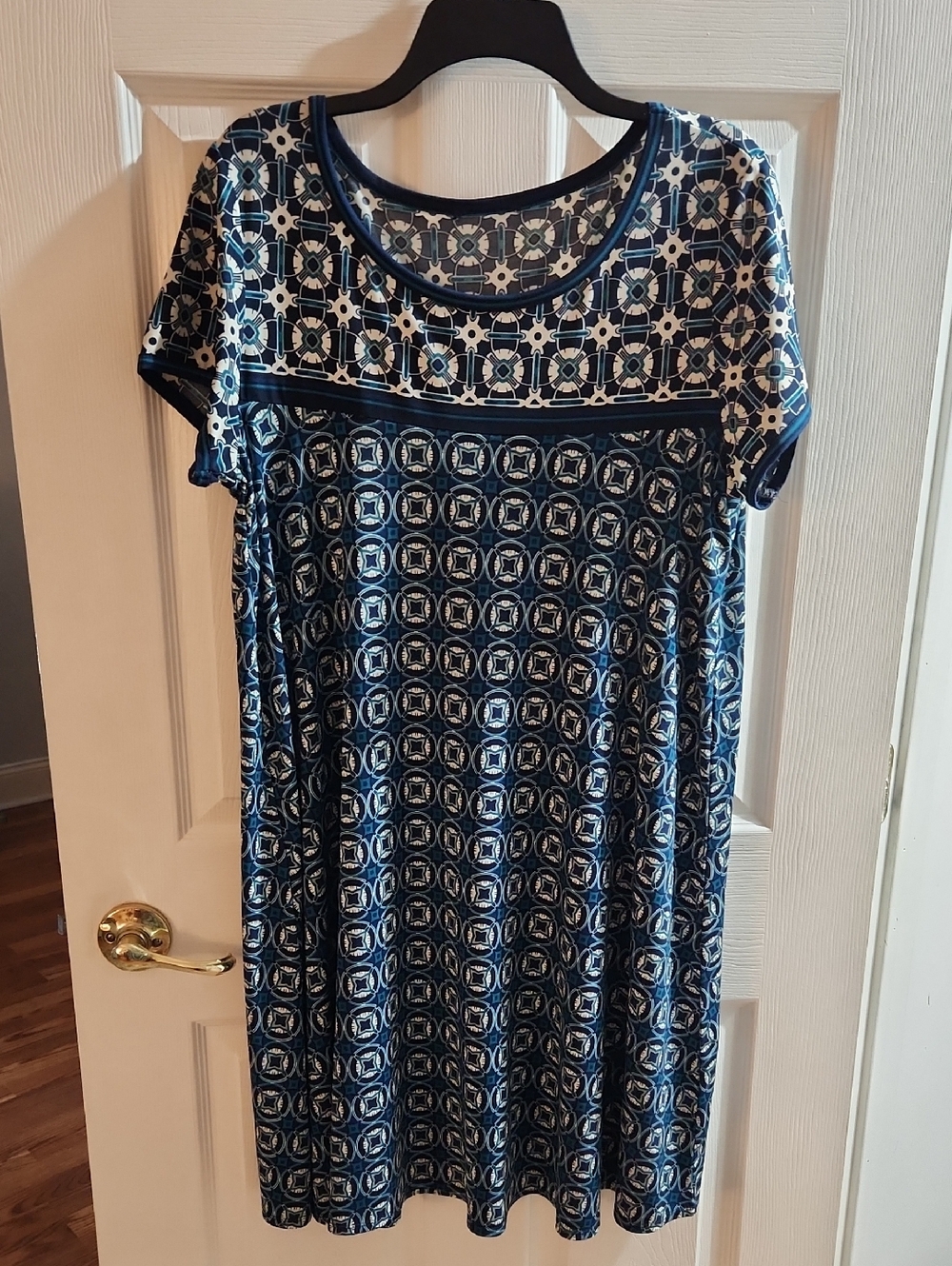 DRESS WITH GEOMETRIC PRINT OF BLUE SHADES AND WHITE. CHEST 42", LENGTH 38"